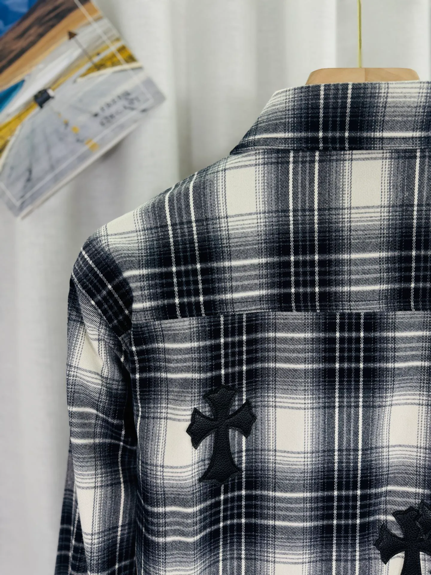 P250 top version, real shot without P, ​​different from market currency) 𝗖𝗵𝗿𝗼𝗺𝗲 𝗛𝗲𝗮𝗿𝘁𝘀/Cro Xin 2025 leather plaid shirt Accessories: Original model-opening collar label ➕100% silk wash water label. Genuine purchase-grade original hangtag➕matching hanging rope➕3D hanging beads➕original packaging bag. Craftsmanship: The original version has consistent wiring! The highest version of the armhole matching technique! Color: Red Black Size: S M L XL Style No.: 8001
